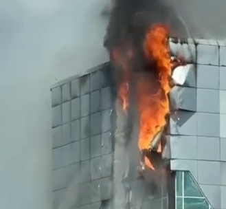 优配配件助手 俄罗斯一购物中心发生火灾 建筑外墙不断燃烧脱落